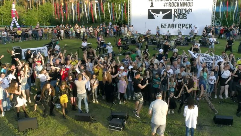 AC/DC: 80 músicos tocam ‘Back in Black' na Rússia; assista