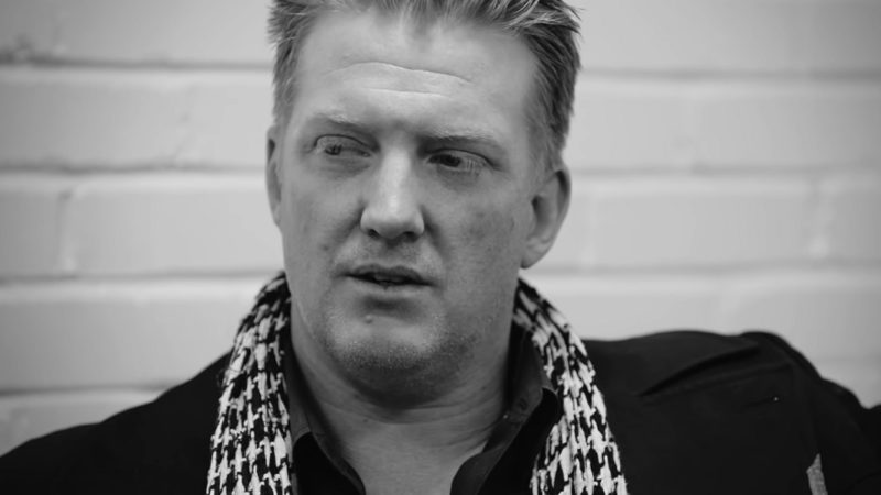 Filhos de Josh Homme (Queens of the Stone Age) entram com ordem de restrição por medo do pai