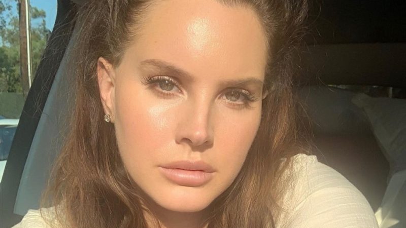 Lana Del Rey anuncia que vai desativar suas redes sociais