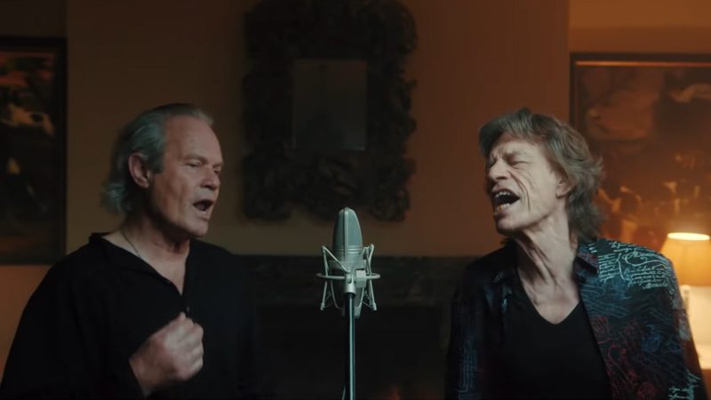 Mick Jagger canta com irmão Chris no clipe de 'Anyone Seen My Heart'; assista