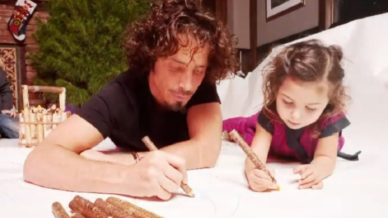Chris Cornell: família divulga vídeos inéditos do cantor com a filha Toni
