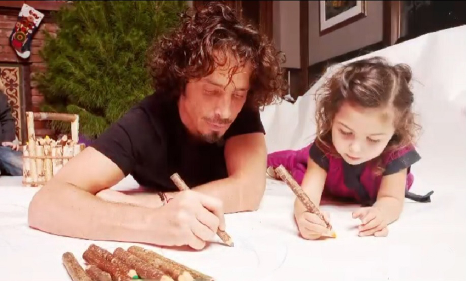 Chris Cornell: família divulga vídeos inéditos do cantor com a filha Toni