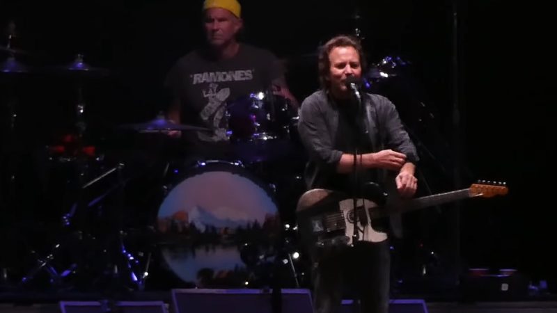 Eddie Vedder toca com membros do Red Hot Chili Peppers em seu próprio festival