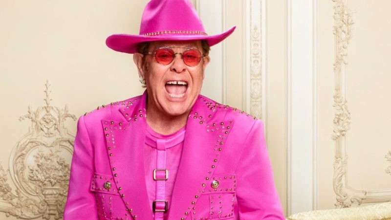 Elton John adia turnê para 2023 devido fortes dores no quadril