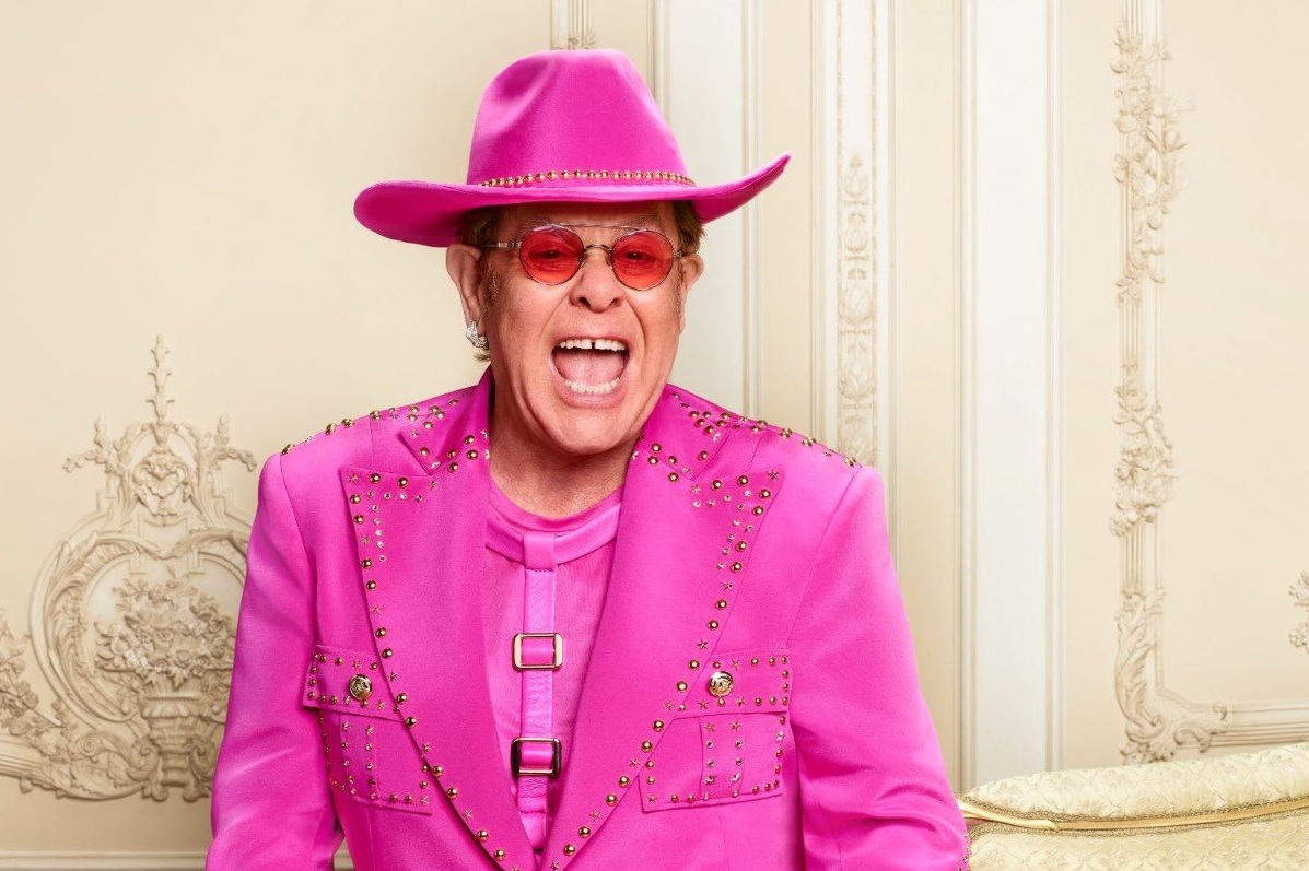 Elton John adia turnê para 2023 devido fortes dores no quadril