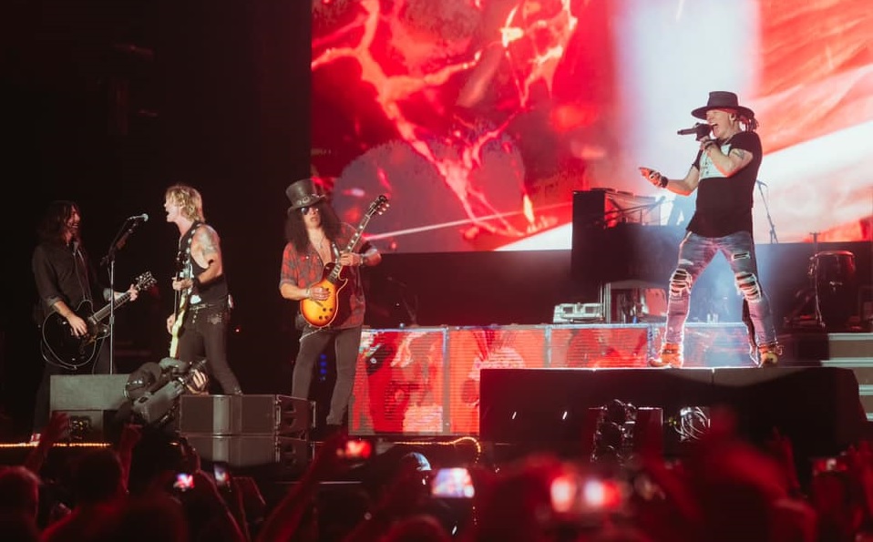 Guns N’ Roses tem som desligado em show com Dave Grohl; assista