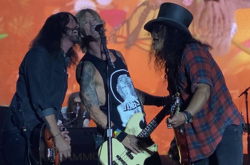 Guns N’ Roses divulga vídeo profissional de ‘Paradise City’ com Dave Grohl