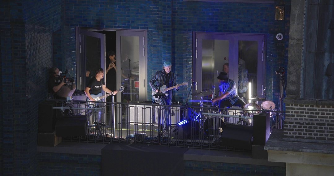 Jack White realiza show surpresa em varanda de Londres; assista
