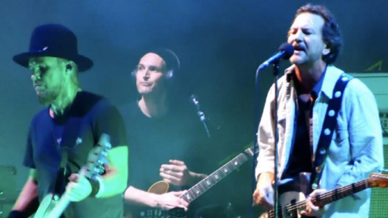 Pearl Jam retorna aos palcos com ex-Red Hot Chili Peppers; confira vídeos