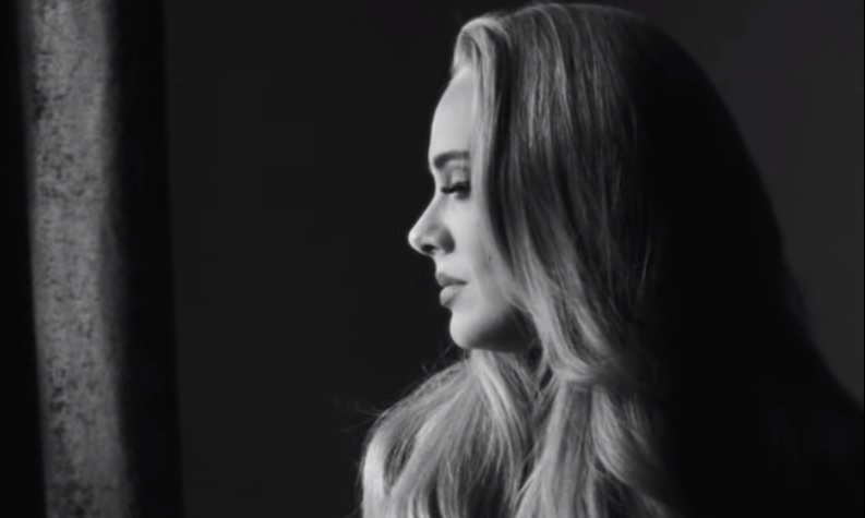 Adele está de volta com a inédita ‘Easy On Me’; assista clipe