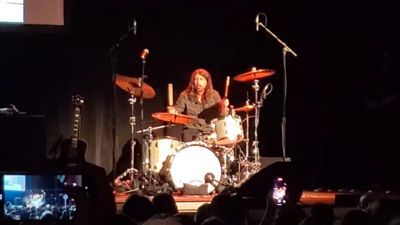 Dave Grohl recorda tempos de Nirvana ao tocar 'Smells Like Teen Spirit' na bateria