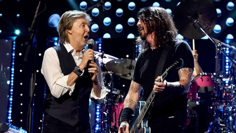 Foo Fighters toca com Paul McCartney no Rock and Roll Hall Of Fame; assista