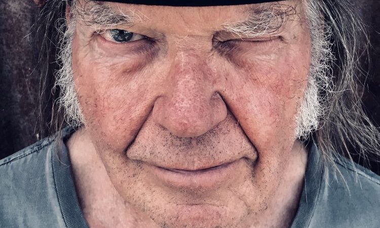 Neil Young anuncia novo álbum 'Barn' com Crazy Horse
