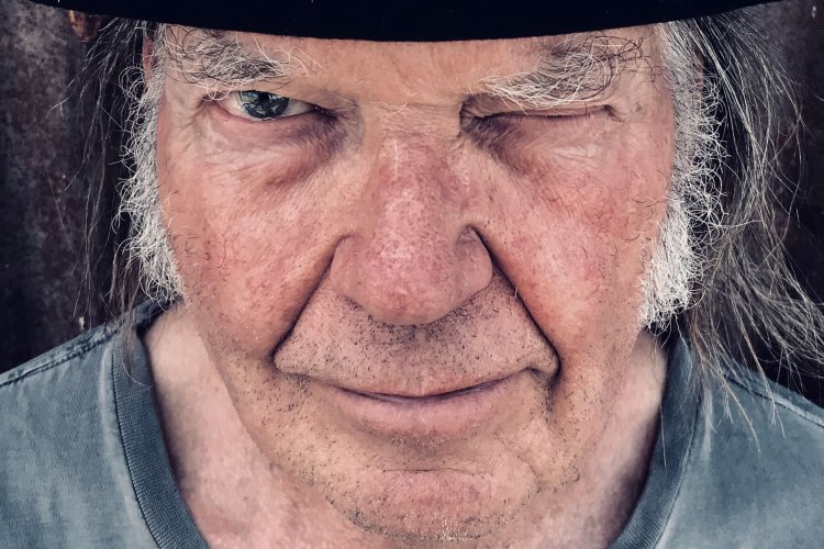 Neil Young anuncia novo álbum ‘Barn’ com Crazy Horse