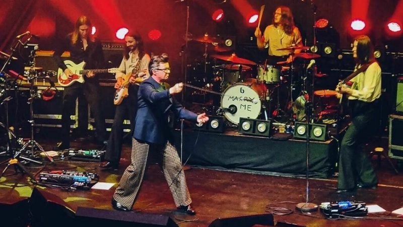 Rick Astley e Blossoms tocam clássicos do The Smiths; assista