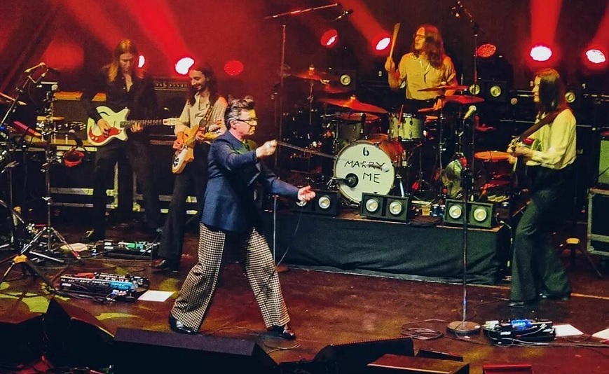 Rick Astley e Blossoms tocam clássicos do The Smiths; assista