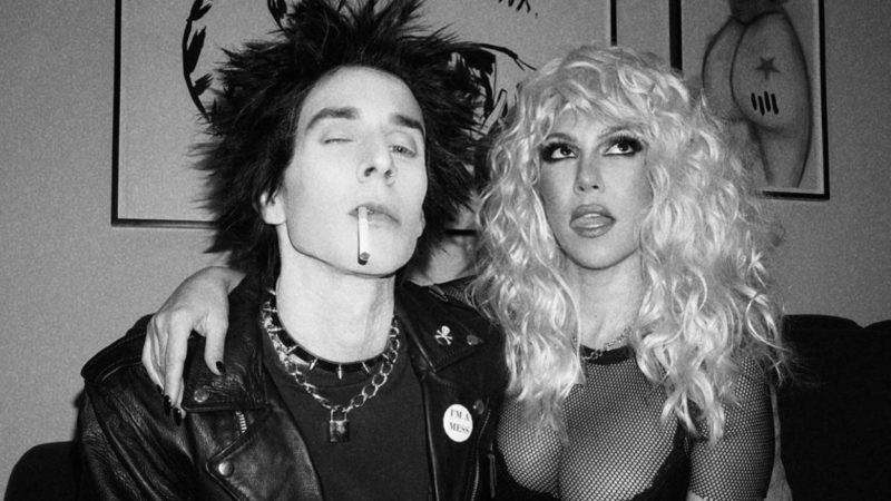 Travis Barker e Kourtney Kardashian aparecem como Sid Vicious e Nancy Spungen