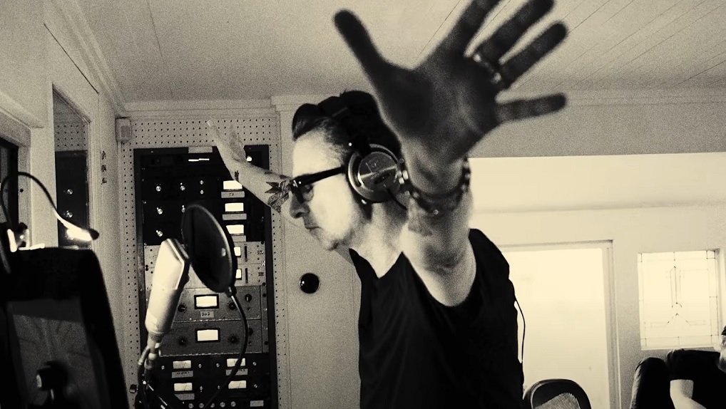 Dave Gahan, do Depeche Mode, lança versão de ‘Metal Heart’, de Cat Power; confira clipe