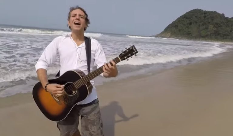 Felipe Machado, do Viper, lança clipe do novo single 'Na Praia'