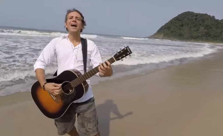 Felipe Machado, do Viper, lança clipe do novo single ‘Na Praia’