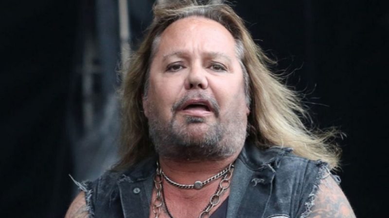 Vince Neil, do Mötley Crüe, cai do palco em show e fratura costelas