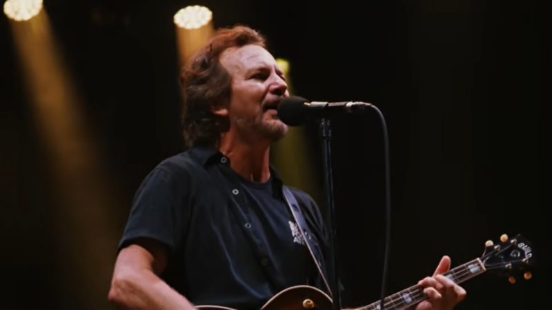 Eddie Vedder lança clipe ao vivo de 'Long Way' com membros do Red Hot Chili Peppers