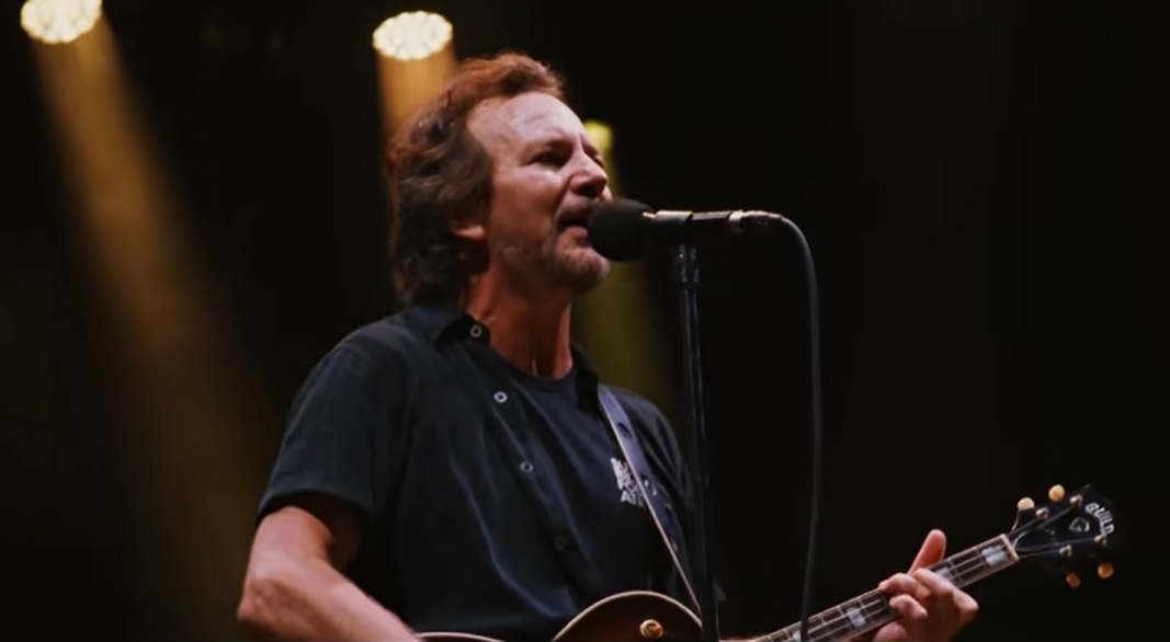 Eddie Vedder lança clipe ao vivo de ‘Long Way’ com membros do Red Hot Chili Peppers