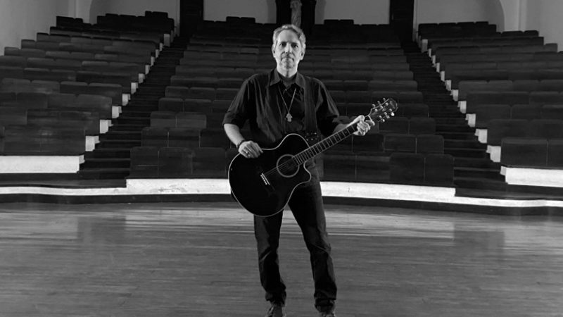 Felipe Machado lança clipe de 'Quinze Anos' filmado no palco em que o Viper nasceu