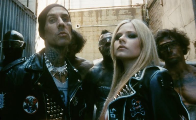 Avril Lavigne Lança Clipe De Bite Me Com Travis Barker Do Blink 182 Ligado à Música 