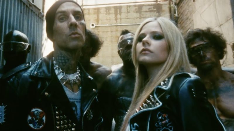 Avril Lavigne lança clipe de 'Bite Me' com Travis Barker, do Blink-182