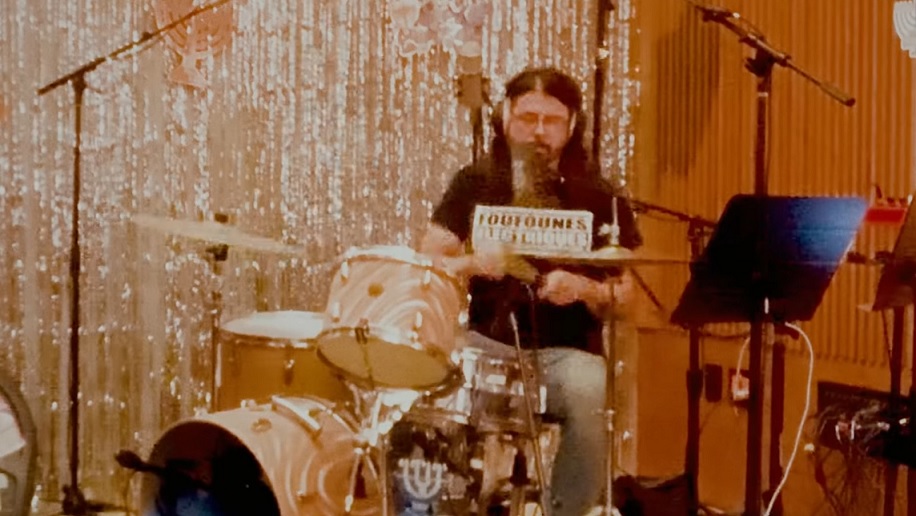 Dave Grohl faz cover de ‘Blitzkrieg Bop’ dos Ramones; assista
