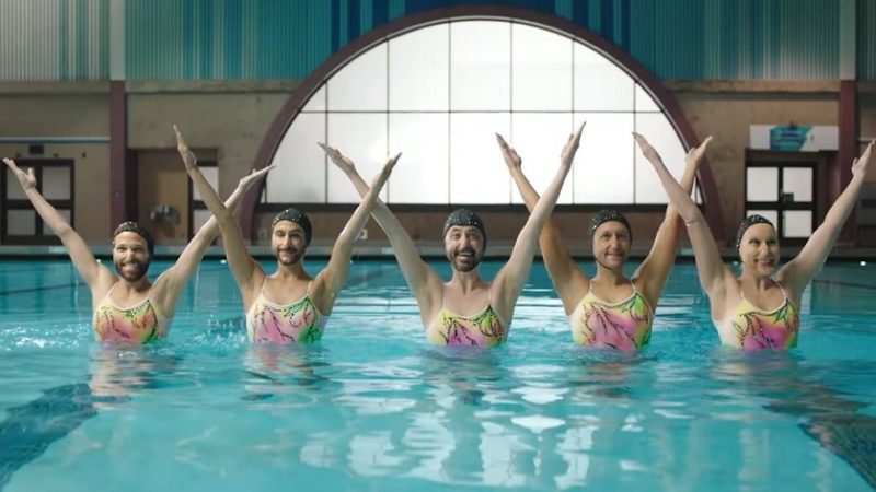 Foo Fighters vira equipe de nado sincronizado no clipe de 'Love Dies Young'; assista