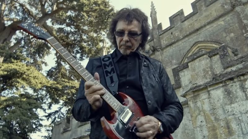 Tony Iommi, do Black Sabbath, lança nova faixa 'Scent Of Dark' para promover perfume