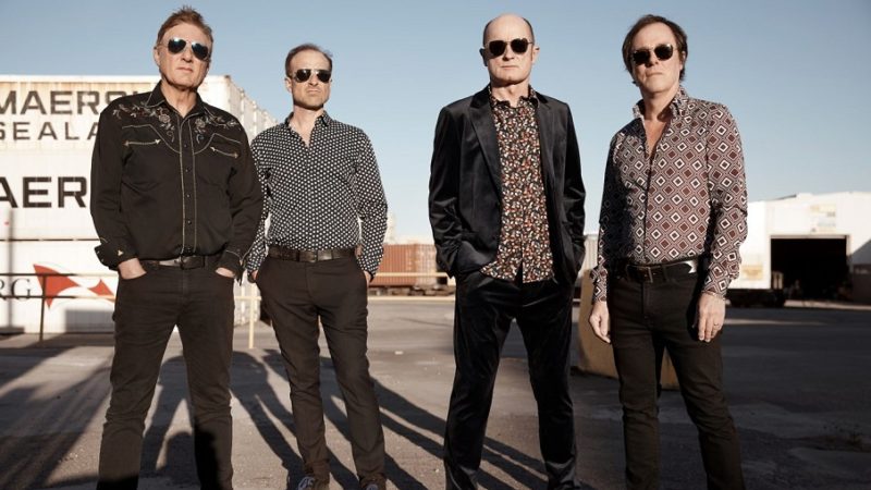 Hoodoo Gurus escala enfermeiras no clipe do novo single 'Carry On'