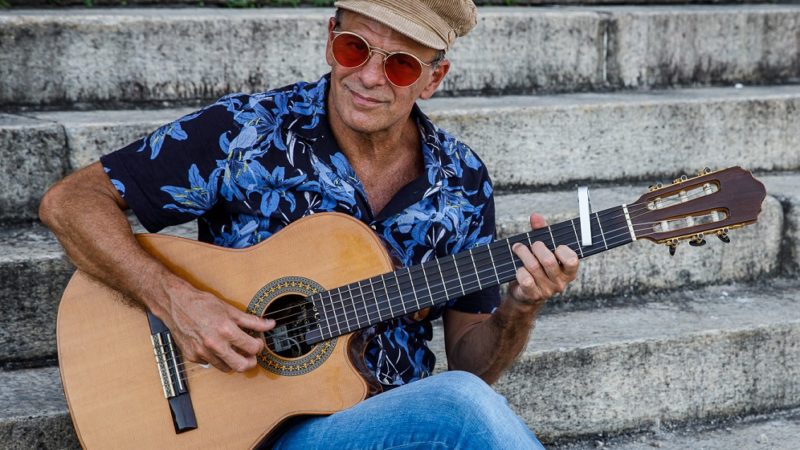 Rodrigo Santos lança álbum acústico 'Simples'; ouça