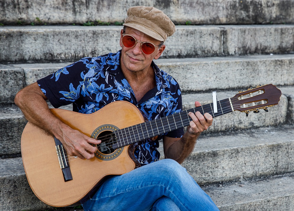 Rodrigo Santos lança álbum acústico ‘Simples’; ouça