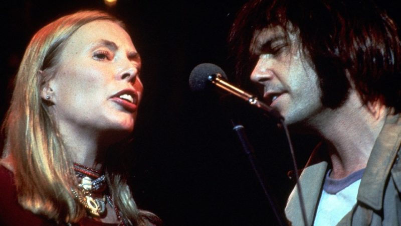 Joni Mitchell vai retirar catálogo do Spotify em apoio a Neil Young