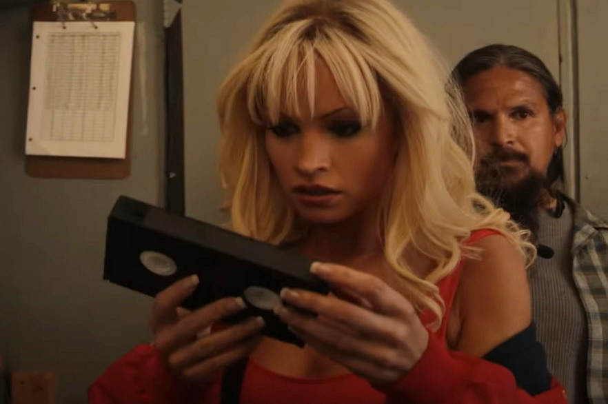 ‘Pam & Tommy’, série sobre Pamela Anderson e Tommy Lee (Mötley Crüe), ganha trailer legendado