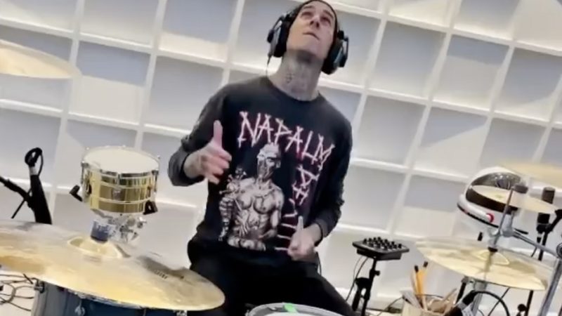 Travis Barker, do Blink-182, faz versão rock de 'Easy On Me', de Adele