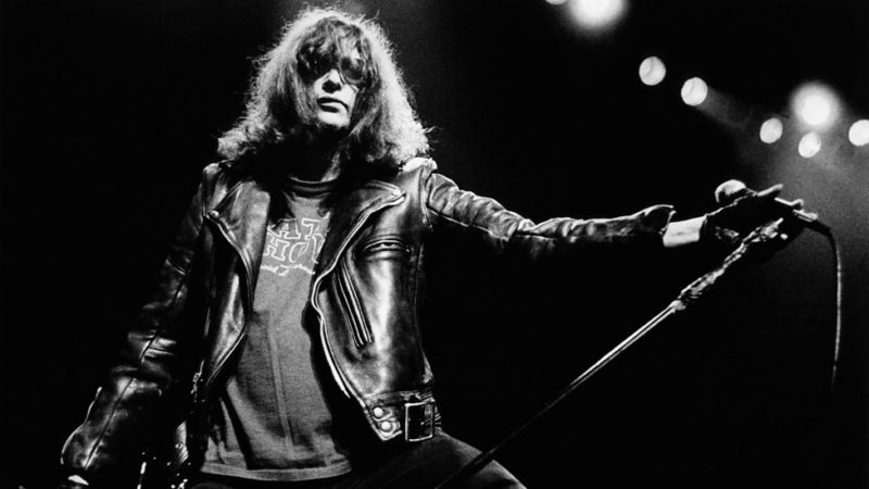 Vídeo raro de Joey Ramone com banda Sniper surge no YouTube