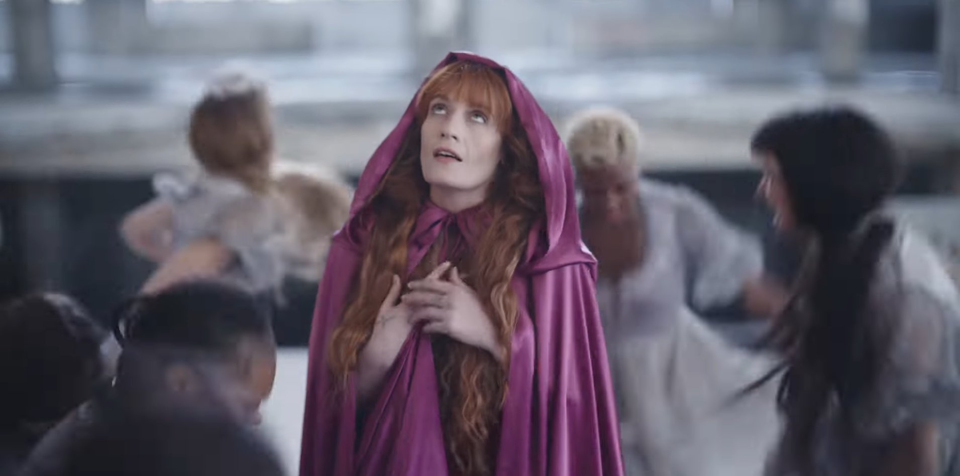 Florence + The Machine lança a inédita ‘King’; confira clipe