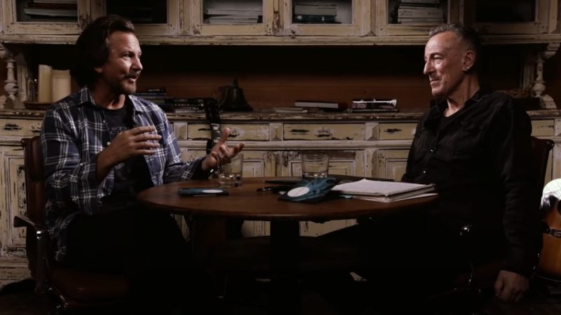 Eddie Vedder apresenta vídeo de bate-papo com Bruce Springsteen sobre influências musicais
