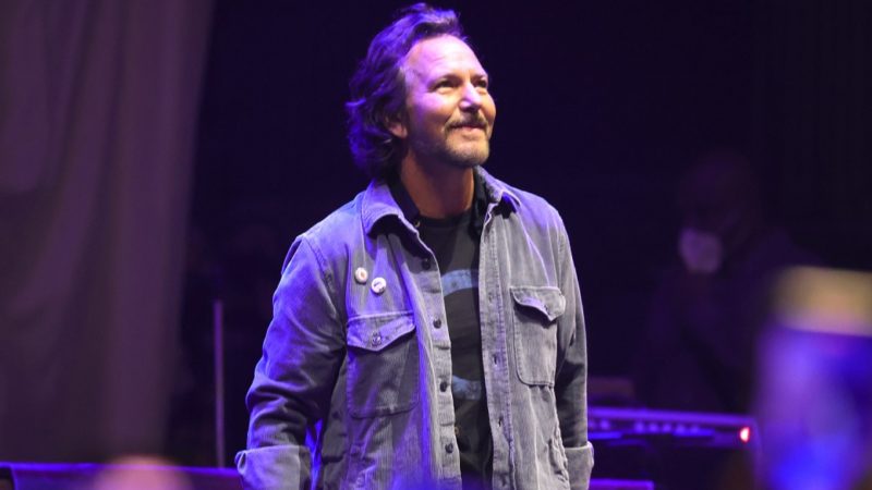 Eddie Vedder presta homenagem a Mark Lanegan em Seattle