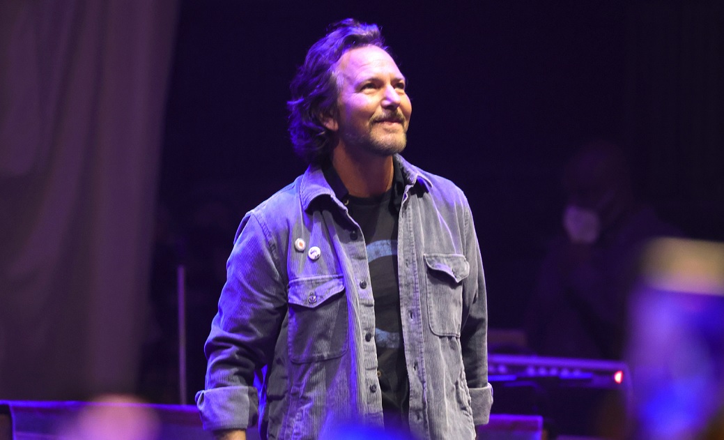 Eddie Vedder presta homenagem a Mark Lanegan em Seattle