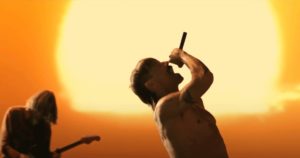 Red Hot Chili Peppers está de volta com a inédita 'Black Summer', assista clipe