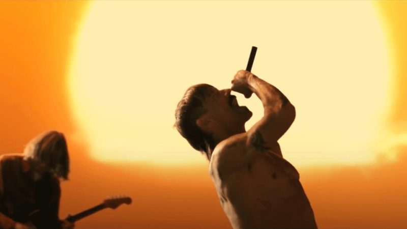 Red Hot Chili Peppers está de volta com a inédita 'Black Summer', assista clipe