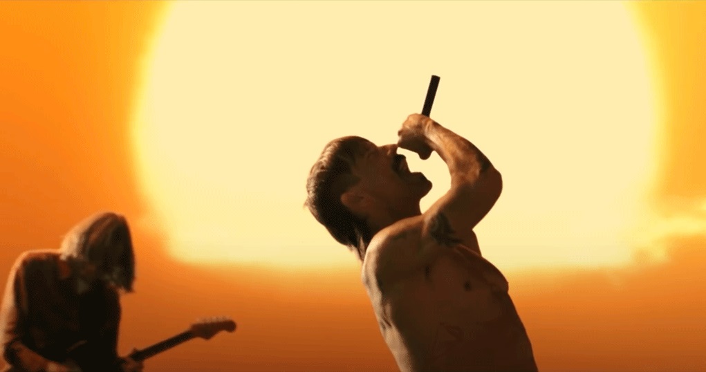 Red Hot Chili Peppers está de volta com a inédita ‘Black Summer’, assista clipe