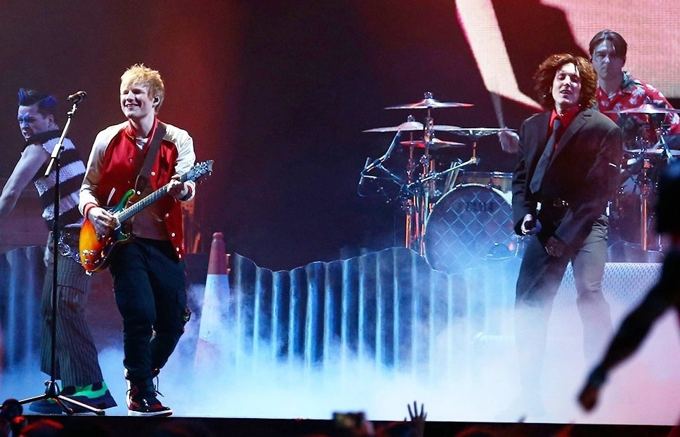 Ed Sheeran e Bring Me The Horizon tocam juntos ‘Bad Habits’ no Brit Awards; assista