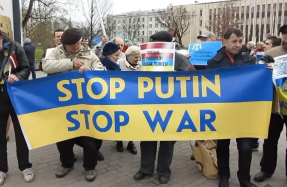 Annie Lennox, Alex Kapranos e Garbage reagem à invasão russa na Ucrânia