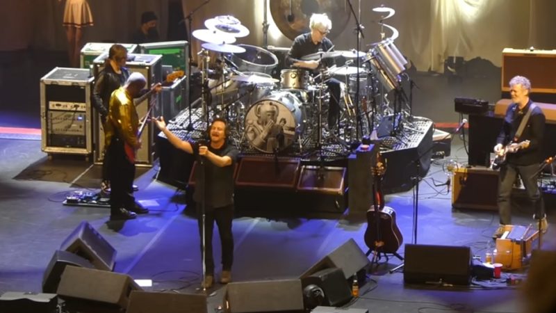 Eddie Vedder toca ‘Message in a Bottle’, do The Police, com Stewart Copeland; assista